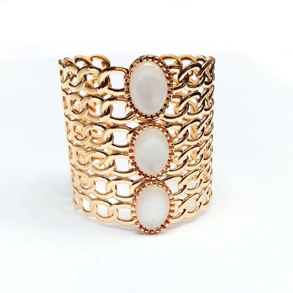 Beautiful gold cuff bracelet - Picture 3 of 7